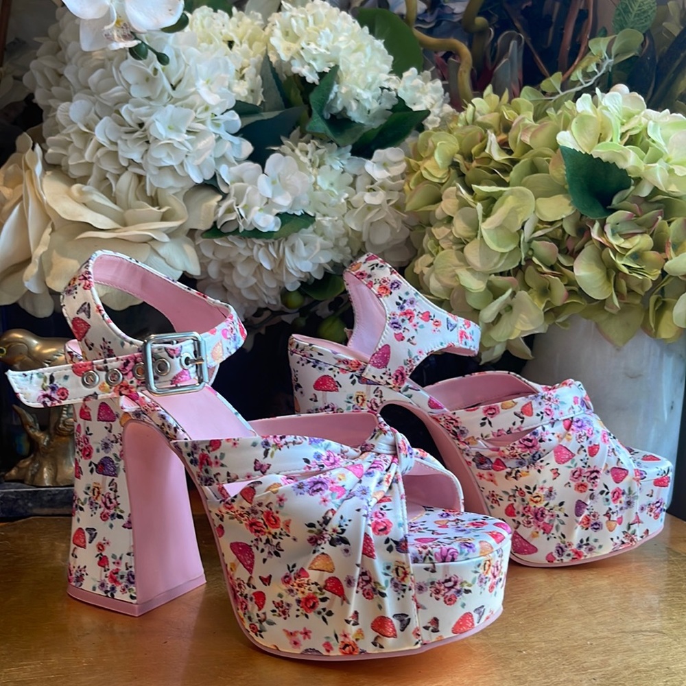 NWOT! Sugar Thrillz “Totally Buggin’” Platform Heels - Picture 2 of 16